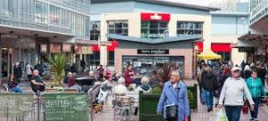 picture of shoppers in wythenshawe town centre